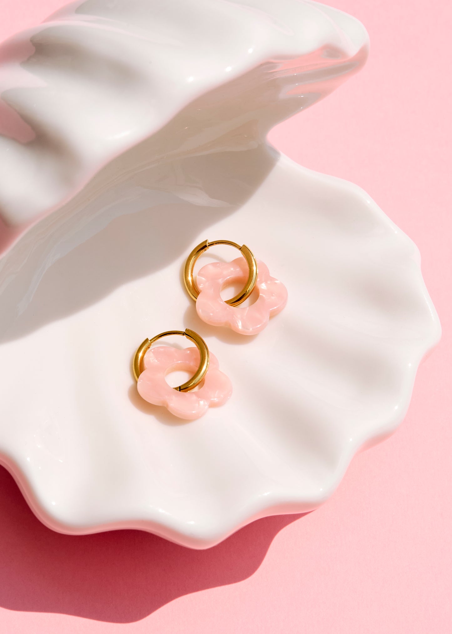 Lina – Boucles d’oreilles créoles dorées avec fleur rose